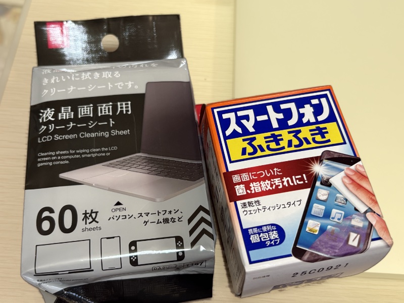 Daisoの液晶画面クリーナーと、小林製薬のスマホ用クリーナー